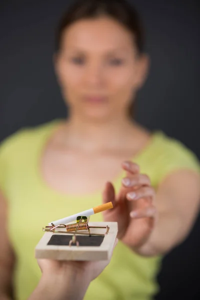Mulher Chegando Para Cigarro Ratoeira — Fotografia de Stock