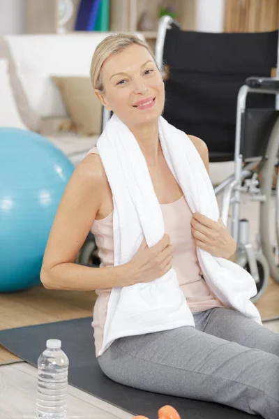 Femme Assise Côté Fauteuil Roulant Sur Tapis Yoga Bleu — Photo