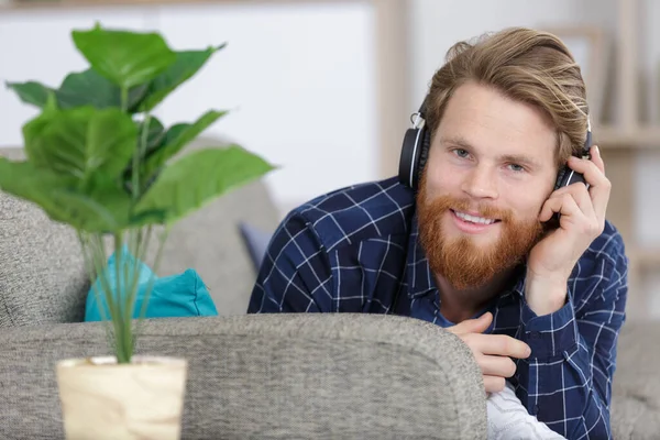 Jonge Knappe Man Genieten Van Muziek Door Middel Van Koptelefoon — Stockfoto