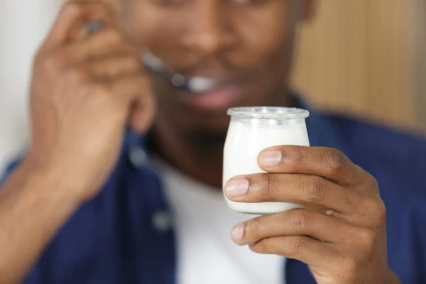 Uomo Mangiare Yogurt Naturale — Foto Stock