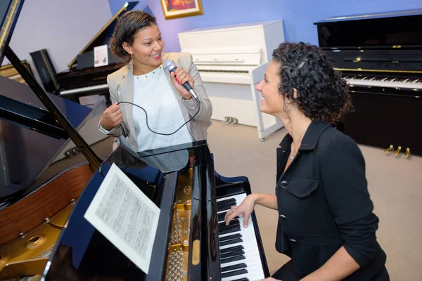 Zwei Frauen Singen Auf Der Melodie — Stockfoto