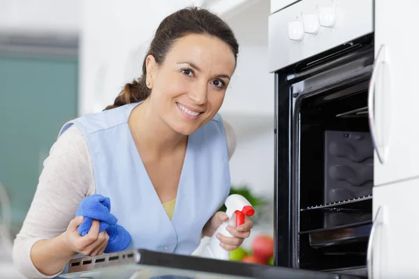 清洁烤箱的女人 — 图库照片