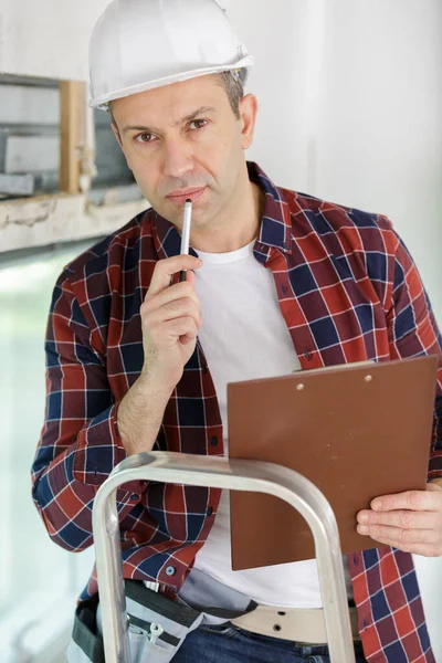 Contemplatieve Volwassen Bouwer Een Trapladder — Stockfoto