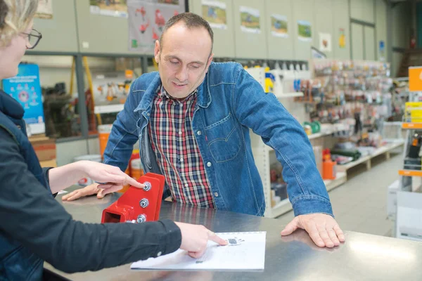 Klient Proszący Pomoc Dla Asystenta — Zdjęcie stockowe