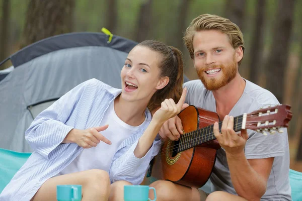 Casal Feliz Com Guitarra Perto Tenda — Fotografia de Stock