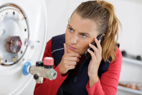Female Technician Phone — Stock Photo, Image