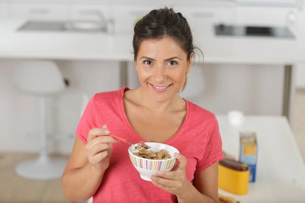 Gülümseyen Mutlu Kadın Evde Sağlıklı Bir Kahvaltı Yapıyor — Stok fotoğraf