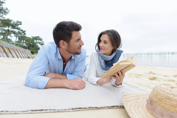 Couple Lisant Livre Sur Plage — Photo