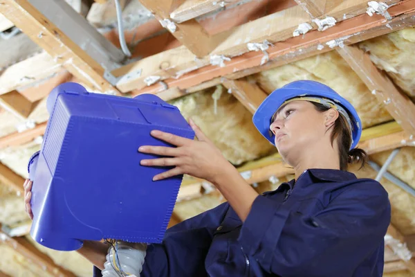 Constructor Femenino Durante Instalación Tuberías Ventilación —  Fotos de Stock