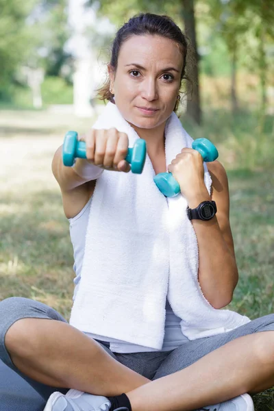 Portret Uśmiechniętej Kobiety Fitness Hantlami Zewnątrz — Zdjęcie stockowe