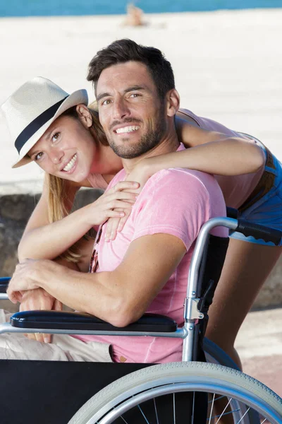 Pareja Joven Discapacitada Descansando Una Playa Imagen De Stock