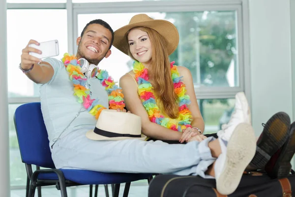 Casal Fazendo Selfie Por Seu Telefone Inteligente — Fotografia de Stock