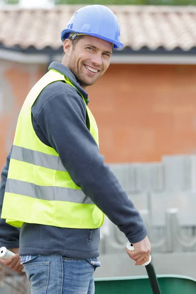 Trabajador Construcción Feliz Empujando Una Carretilla — Foto de Stock