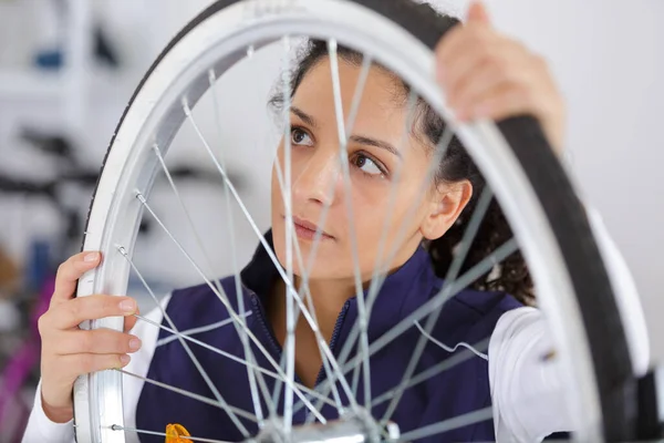 Kadın Bisiklet Mühendisi Atölyede Bisiklet Tamir Ediyor — Stok fotoğraf