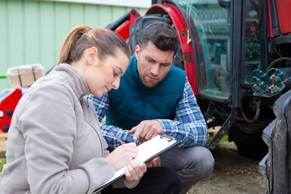 Joven País Mujer Dar Hombre Tractor Notas Conductor —  Fotos de Stock