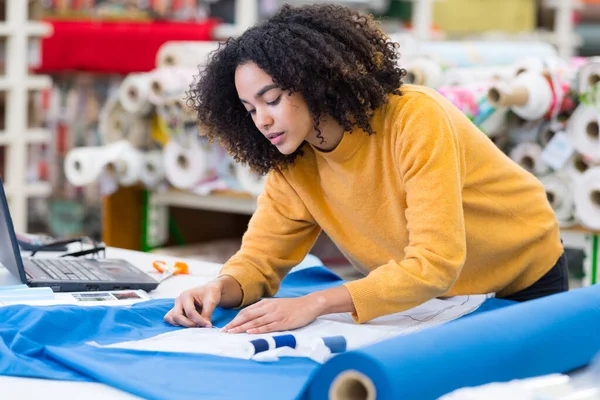 Industrieel Merkontwerper Aan Het Werk — Stockfoto