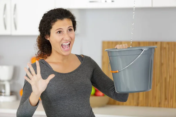 怒りの女性が漏水の保険をかける — ストック写真