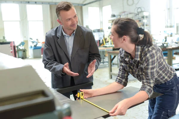 Young Mechanic Apprentice Milling Machine — Stock Photo, Image