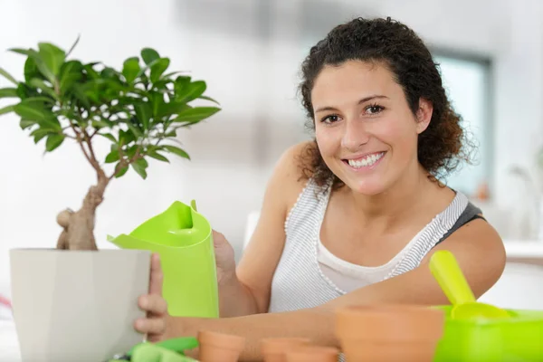 Jeune Heureux Femme Jardinier Exploitation Plante — Photo