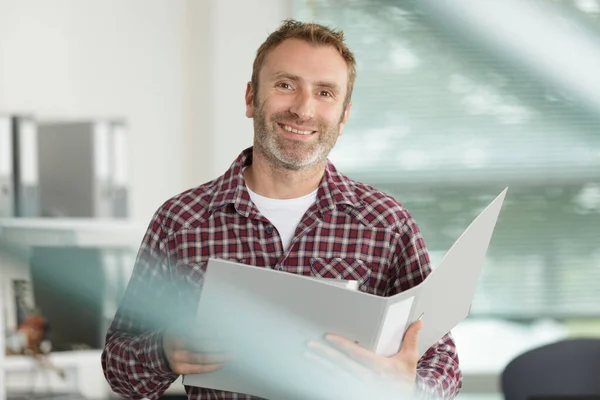 Geschäftsmann Trägt Ordner Büro — Stockfoto