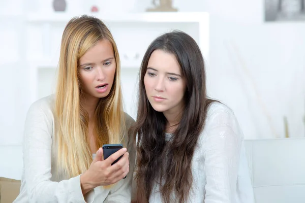 Kadın Telefonda Arkadaşına Bir Şey Gösteriyor — Stok fotoğraf