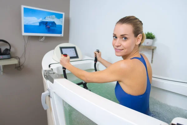 Mulher Piscina Fazendo Exercícios Aquabike — Fotografia de Stock