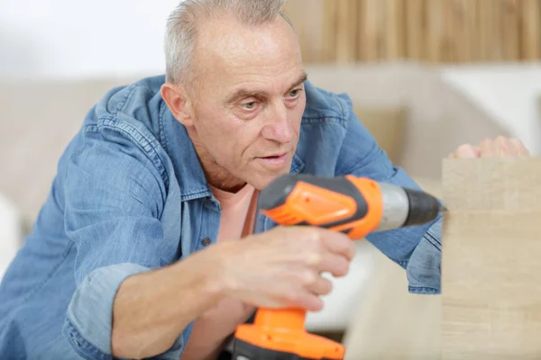 Senior Man Repareert Een Meubel — Stockfoto