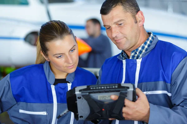 Junge Flugzeugmechanikerin Hört Trainer — Stockfoto