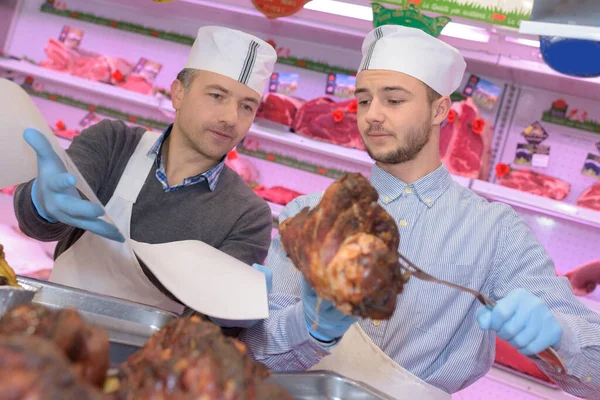 Twee Mannen Die Gekookt Vlees Serveren — Stockfoto