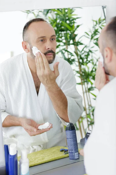 Hombre Con Espuma Para Afeitarse — Foto de Stock