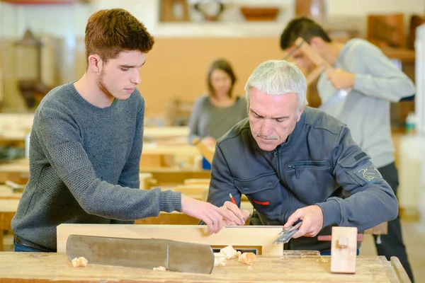 Lehrer Und Schüler Der Schreinerklasse — Stockfoto