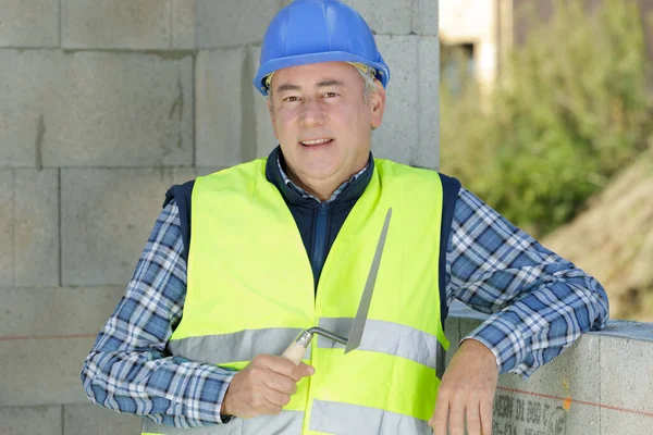 Construtor Capacete Segurando Tijolo Espátula — Fotografia de Stock