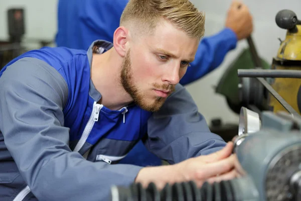 Jovem Engenheiro Usando Máquinas Oficina — Fotografia de Stock