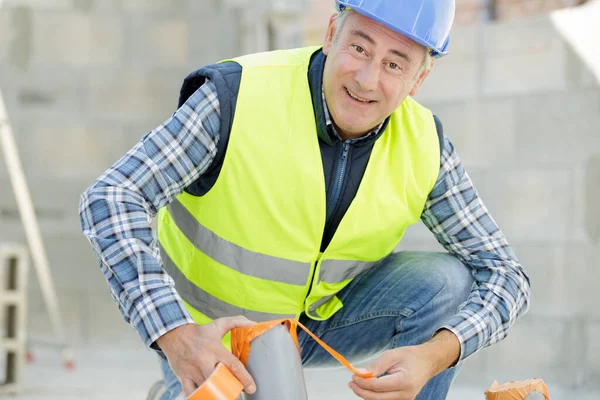 Padrone Maturo Sorridente All Aperto — Foto Stock