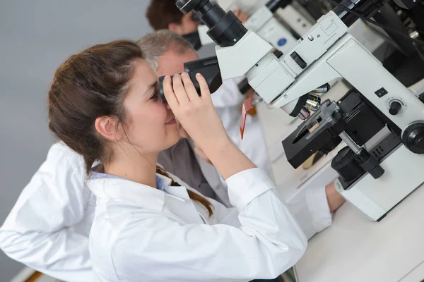 Mladá Dáma Dívá Přes Mikroskop Vědecké Laboratoři — Stock fotografie