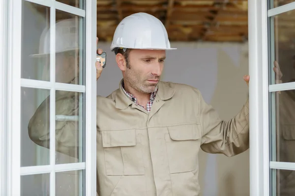 Ein Fensterbauer Überprüft Den Einbau — Stockfoto