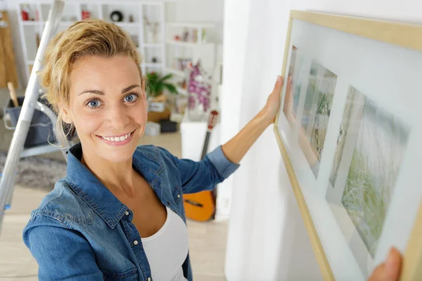 Mulher Feliz Fazendo Diy Sozinho — Fotografia de Stock