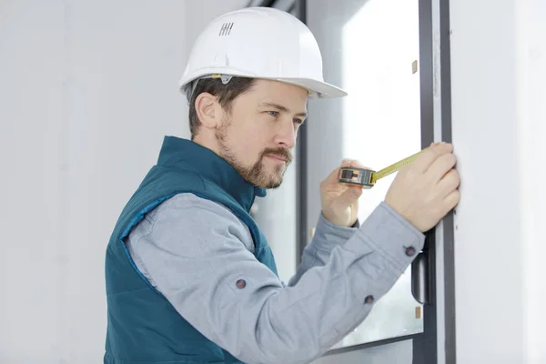 Trabajador Que Usa Cinta Métrica Ventana Sitio Construcción —  Fotos de Stock