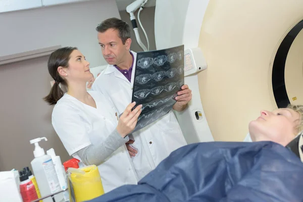 방사선 전문의 엑스선을 스캐너로 환자의 거짓말로 — 스톡 사진