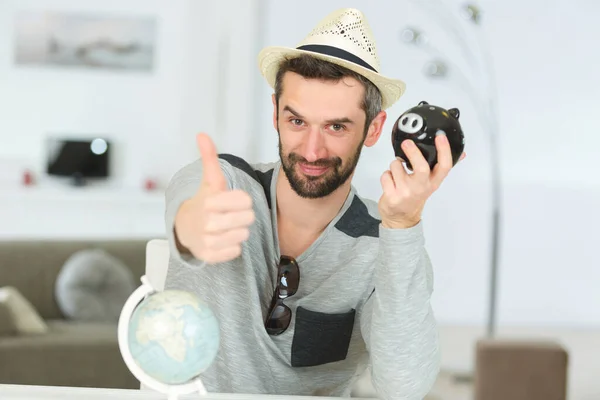 Hombre Indicando Suficientes Ahorros Hucha Para Unas Vacaciones — Foto de Stock