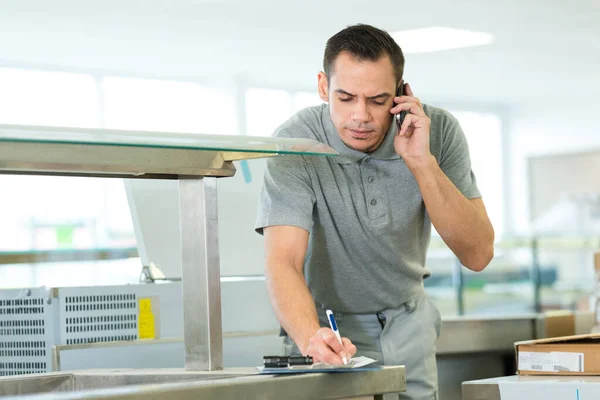 Entreprenör Anteckna Medan Telefon — Stockfoto