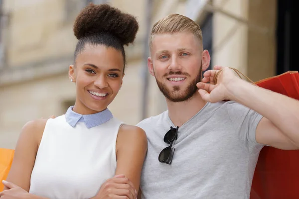 Feliz Pareja Sosteniendo Bolsas Compras — Foto de Stock