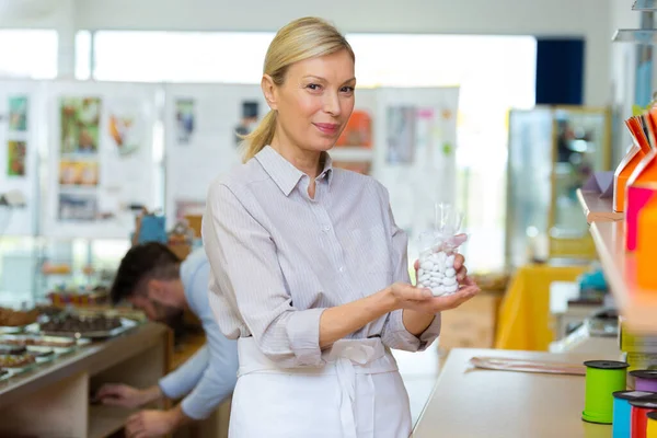 Kvinnlig Säljare Som Erbjuder Festlig Chokladkaka — Stockfoto