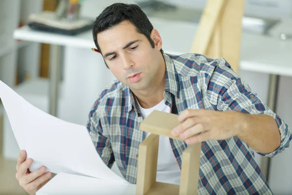 Hombre Está Montando Muebles —  Fotos de Stock