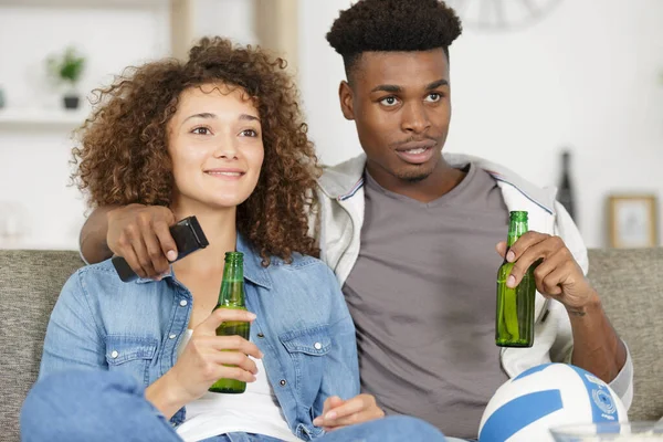 Lächelndes Junges Paar Mit Bier Beim Fußballspiel Der Bar — Stockfoto