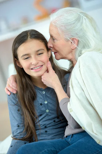 Aranyos Kislány Akit Megcsókol Gyönyörű Nagymamája — Stock Fotó