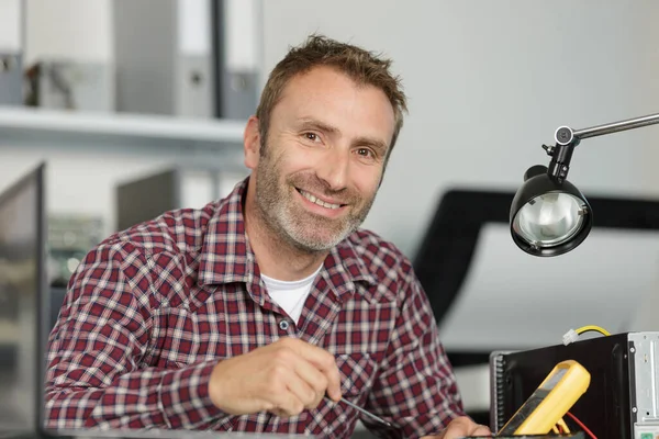 Bild Des Technikers Der Elektrischen Strom Testet — Stockfoto