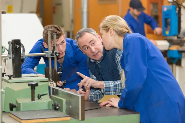 Timmerman Met Leerlingen Werkplaats — Stockfoto