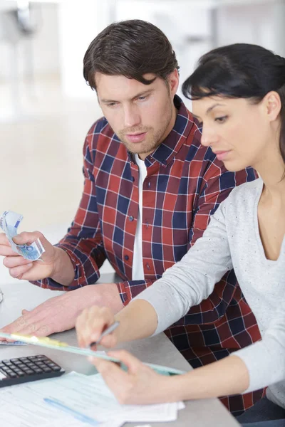 Portrait Couple Counting Money — Stock Photo, Image