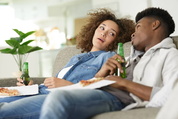 Paar Lehnt Sich Mit Bier Und Pizza Auf Dem Sofa — Stockfoto